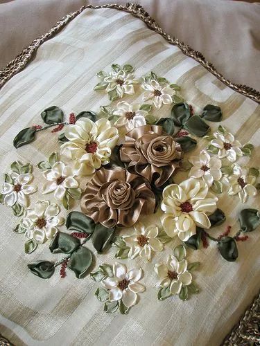 抱枕买个纯色的就够，这样缝几针，要多美有多美！