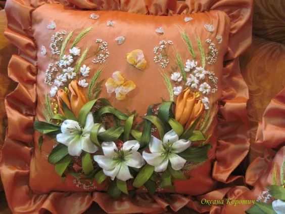 抱枕买个纯色的就够，这样缝几针，要多美有多美！