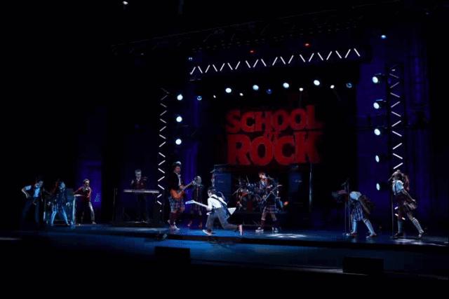 百老汇是舞台剧还是音乐剧,百老汇摇滚音乐剧近乎正常