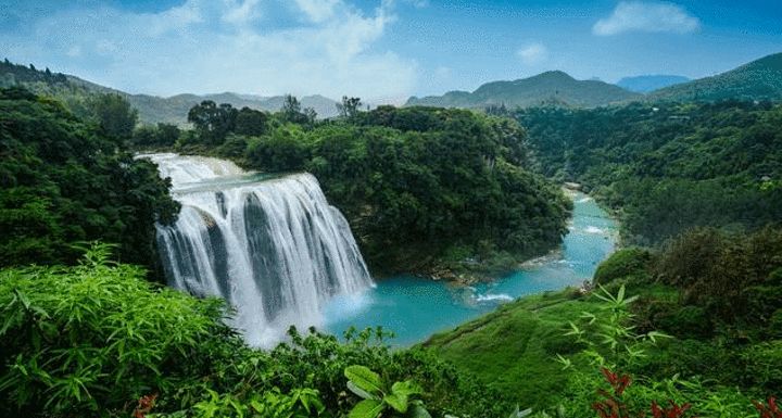 黔东南+黔西南经典八日游—昆明—马岭河峡谷—万峰林—黄果树瀑布—荔波小七孔—千户苗寨—镇远古镇—梵净山—石阡温泉