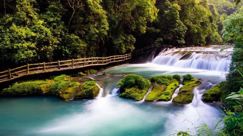 黔东南+黔西南经典八日游—昆明—马岭河峡谷—万峰林—黄果树瀑布—荔波小七孔—千户苗寨—镇远古镇—梵净山—石阡温泉