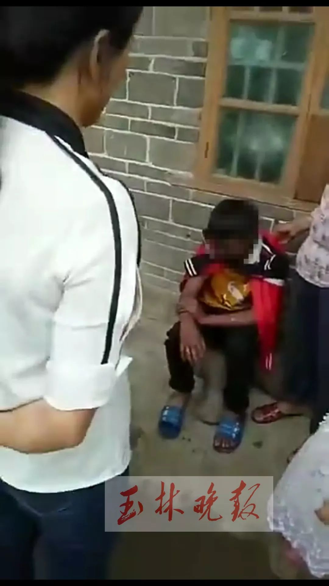 惊险瞬间男子在修手机时发生爆炸,一个小男孩玩手机爆炸搞笑视频