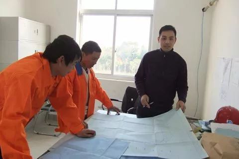 中青报纪念五四百年推首个人物:农民工贺刚的逆袭!