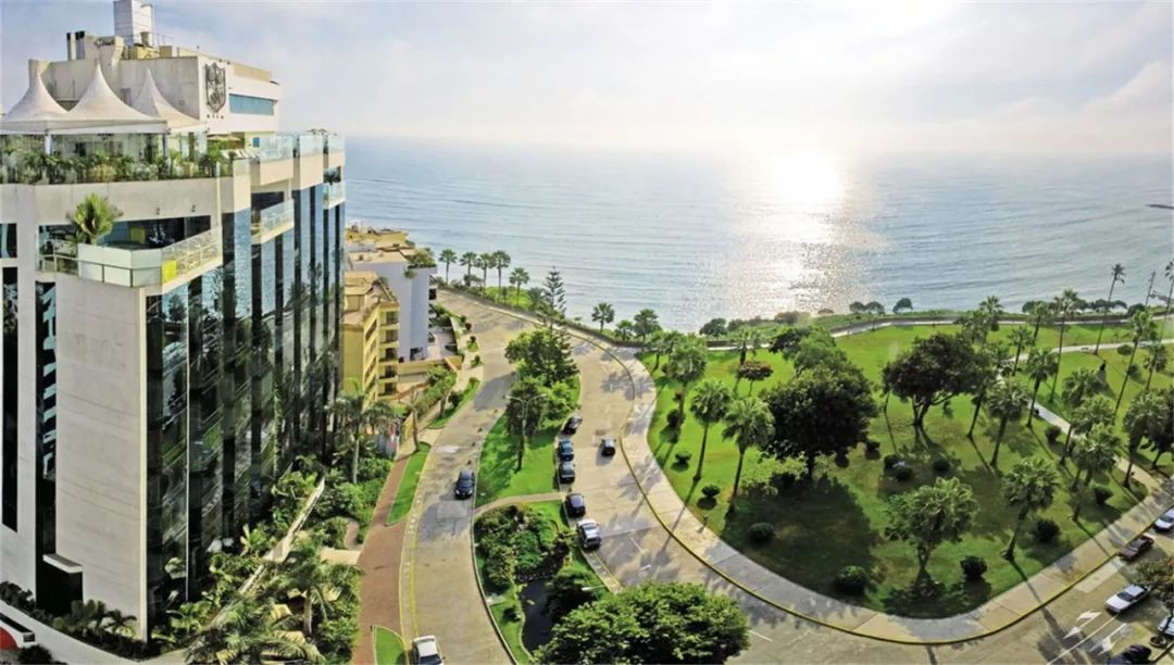 从此，LV不仅可以用来背，还可以用来睡…