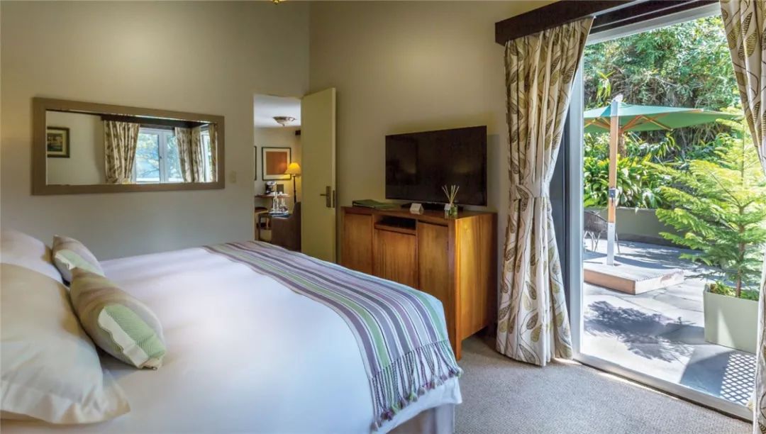 从此，LV不仅可以用来背，还可以用来睡…