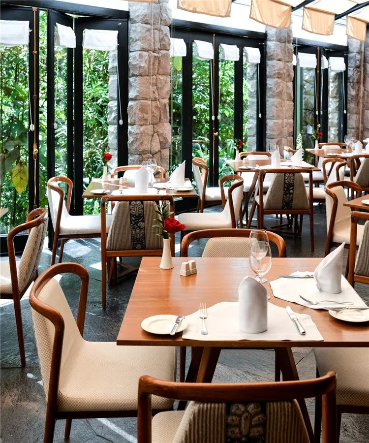 从此，LV不仅可以用来背，还可以用来睡…