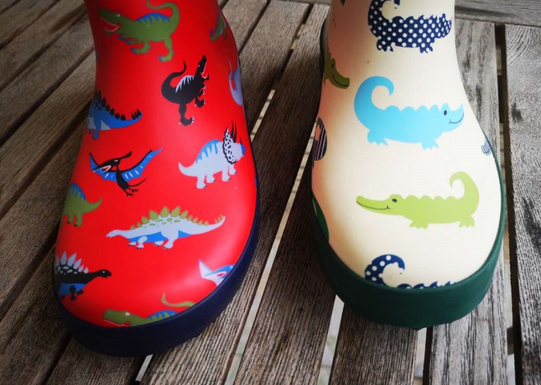 给孩子选雨衣有什么要求,雨衣雨鞋给孩子备好