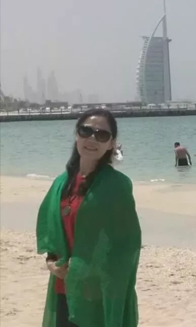 喜煞了！中国大妈外出旅游标准动作合辑！一招大雁南飞炫翻天！