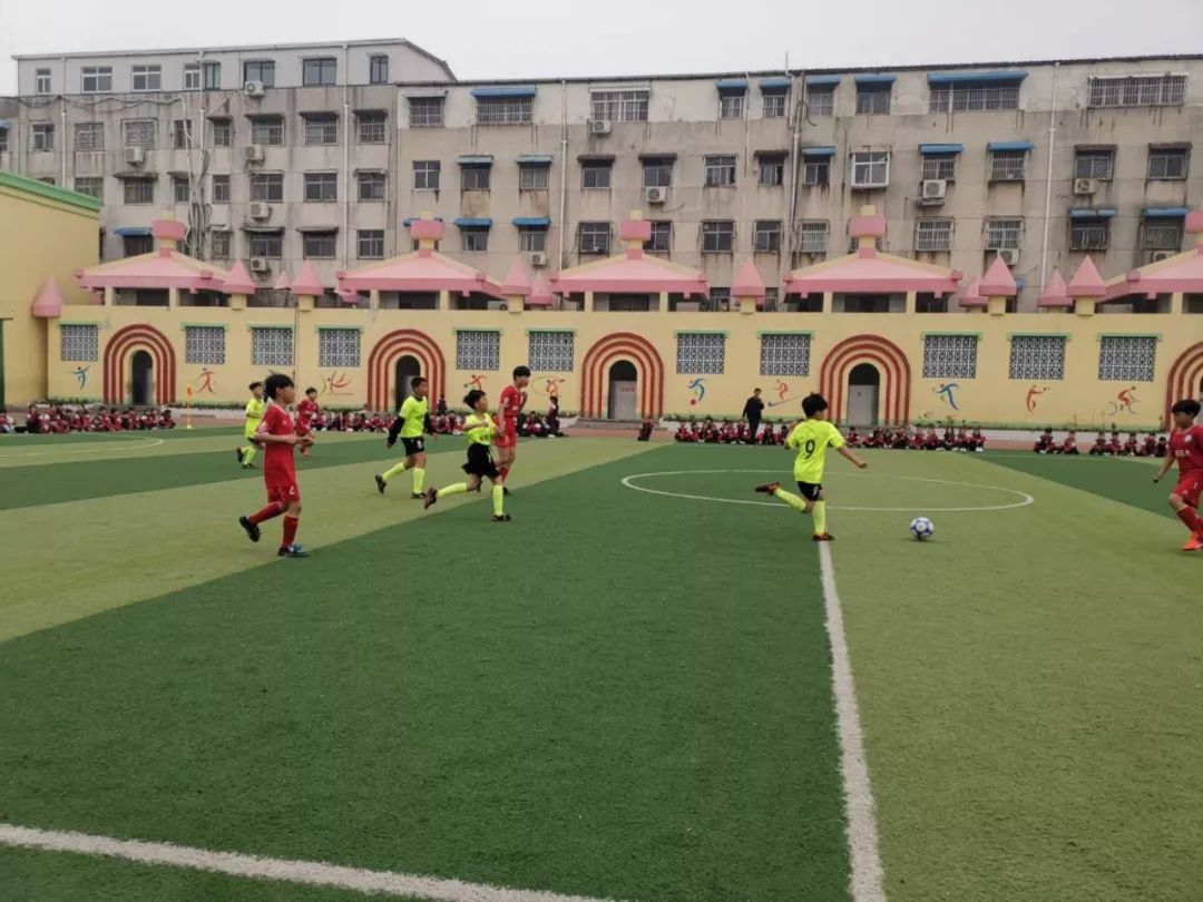 团结、紧张、更快、更强！这是哪的球赛真激烈