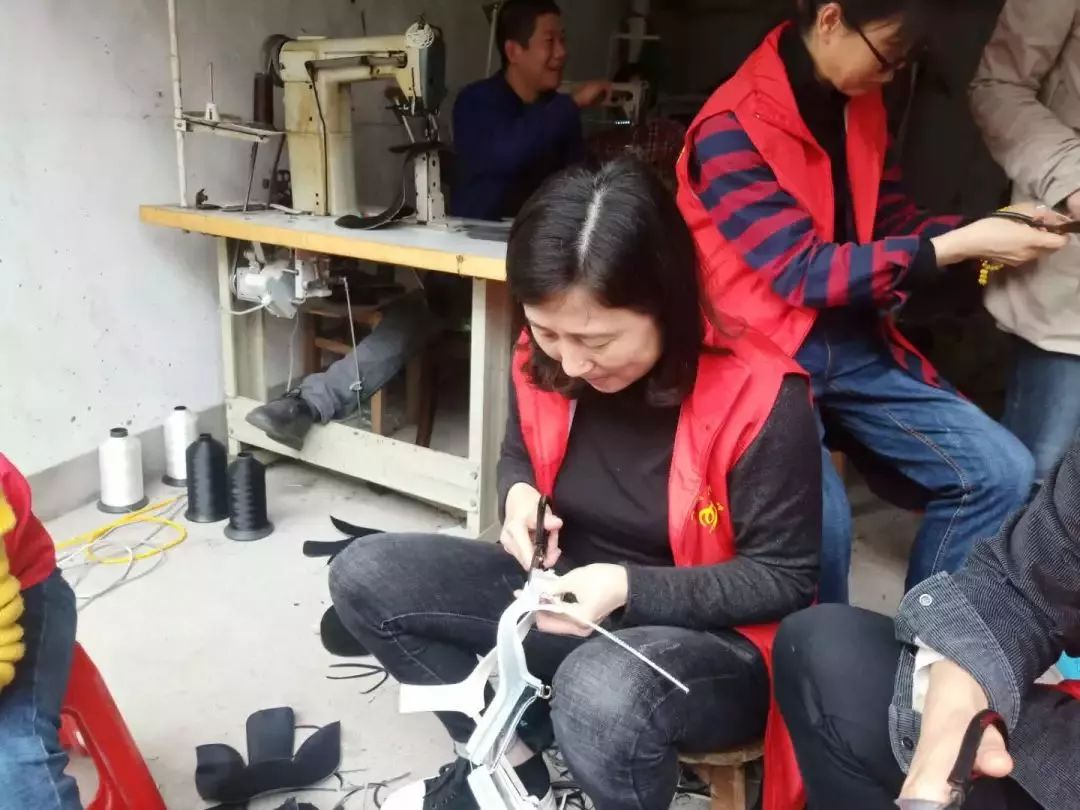 在厂里做小生意,在小工厂工作