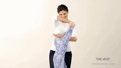 春天方丝巾怎么系好看,丝巾这样系简单时尚又清爽