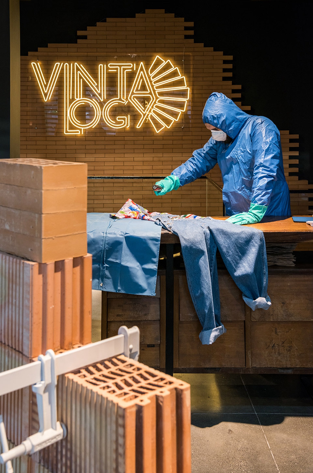 马德里开了家废墟服装店,这里有当下最流行的工业(地)风!