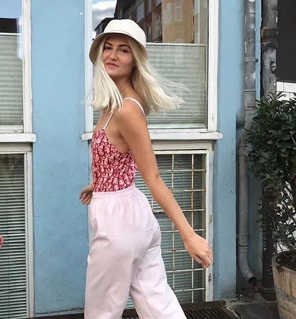 女生买假名牌,买假名牌的女孩