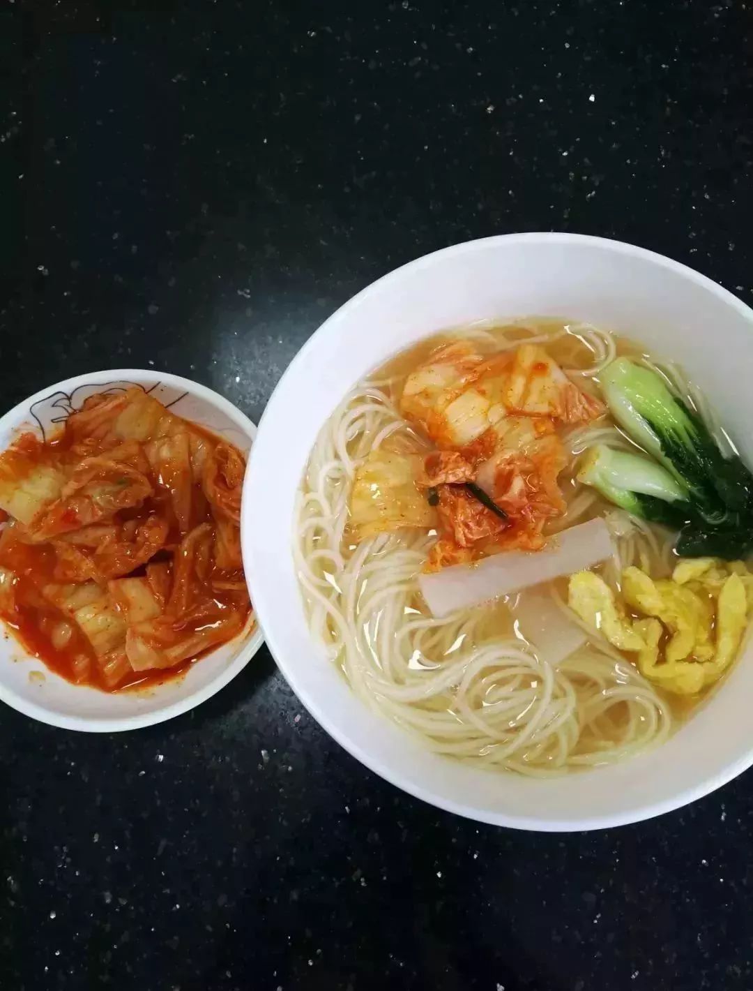 她连续三年，走遍大半个韩国学习传统泡菜，改良后的泡菜，要排单一个星期以上才能买到！