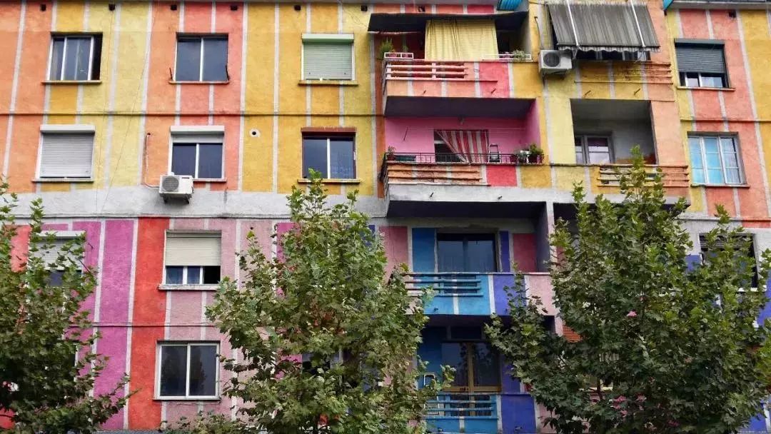 画家改行当总理，只做“面子工程”，却靠刷墙拯救了他的国家