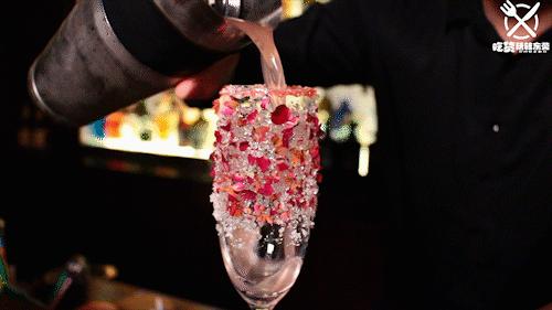 隐藏的威士忌酒柜,隐藏很深的酒