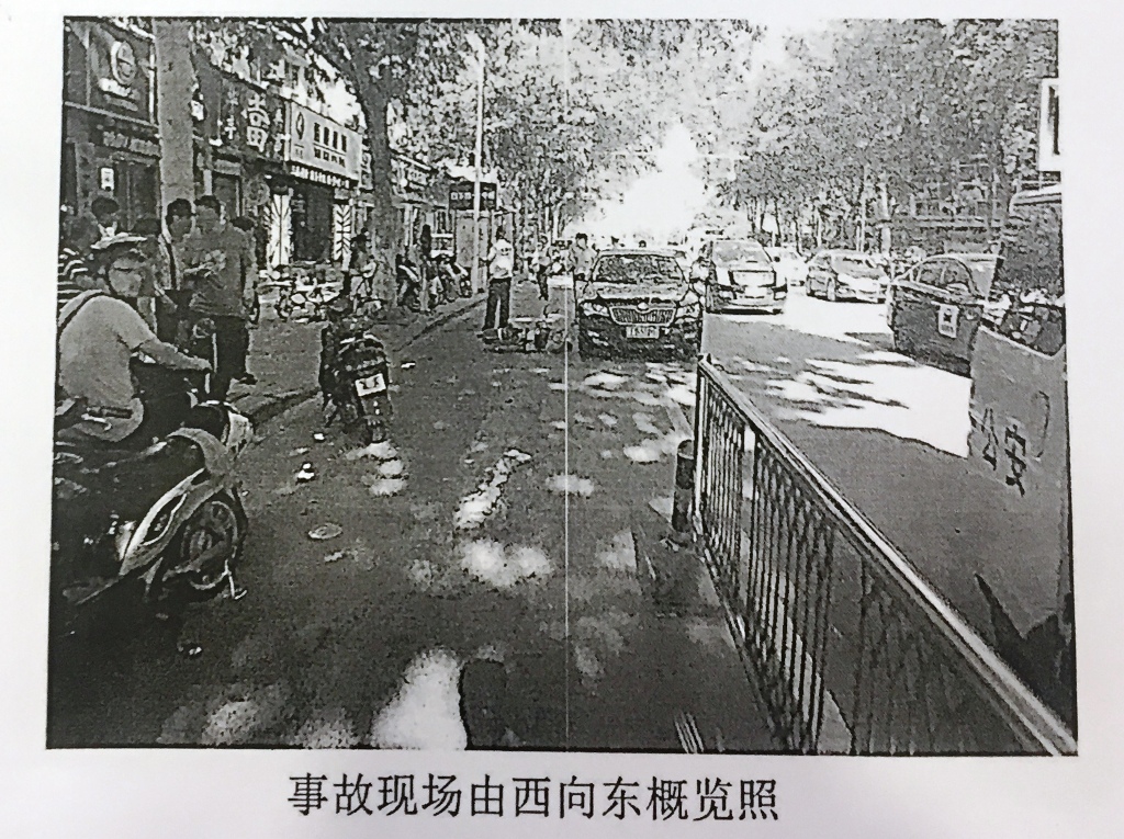出租车乘客开门撞死骑车人谁负责,乘客开门被电瓶车撞谁负责任