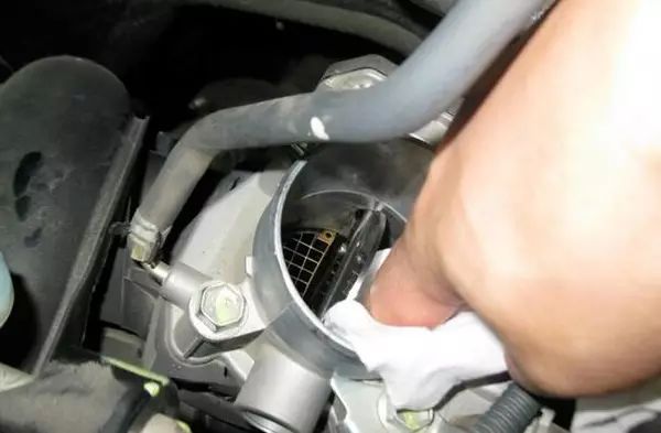 清洗节气门的正确方法和步骤,自己动手清洗节气门正确方法