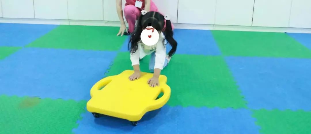 警惕孩子出现这种症状尽快就医,孩子出现这些小动作千万别大意