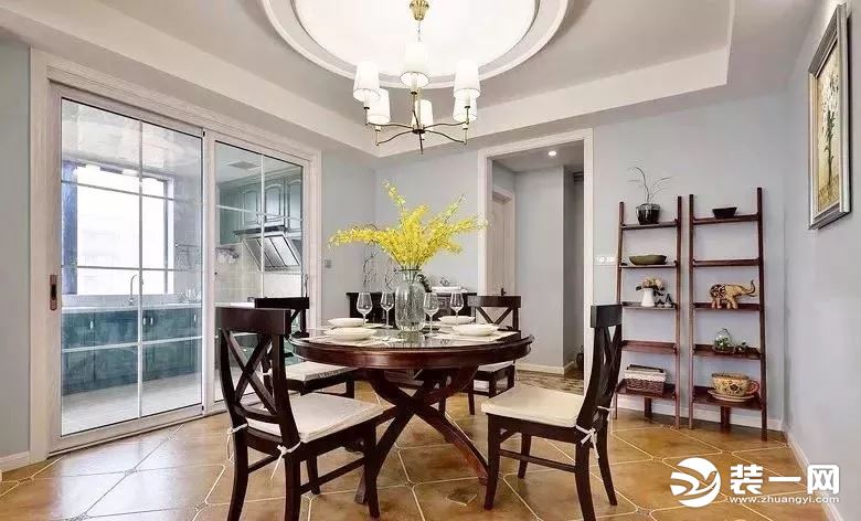 小姨家的美式风格装修太赞了，衣帽间衣柜定制真实用！