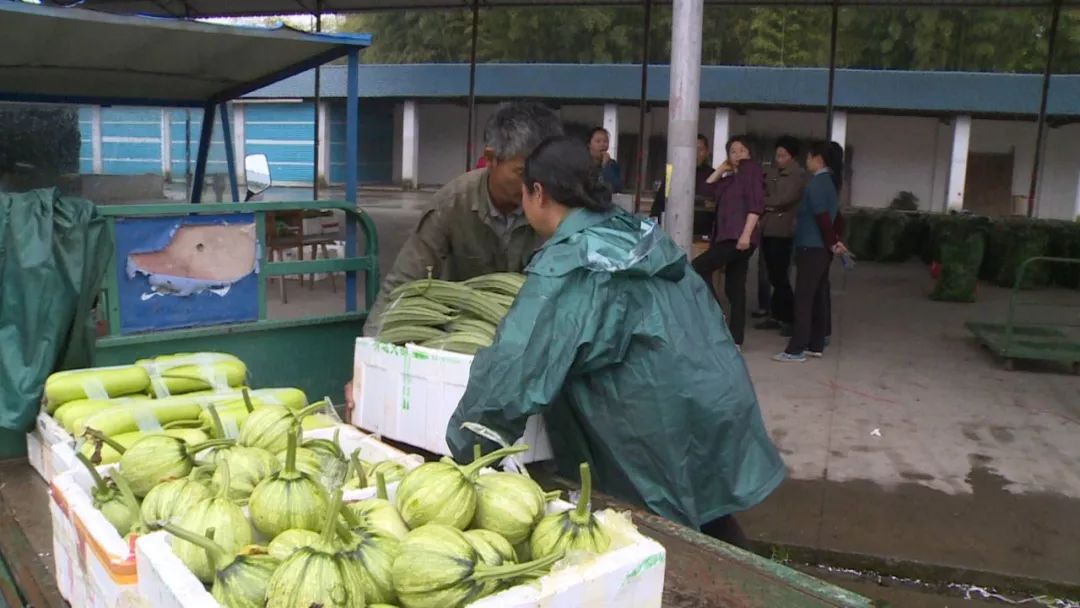 向劳动模范们致敬,向全国所有的劳动模范致敬