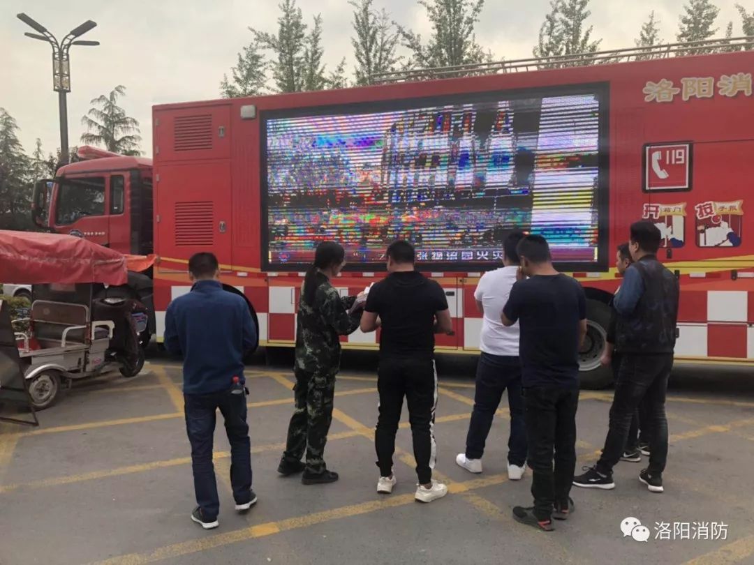 消防宣传车助阵节前安全宣传,多功能消防车进商场开展消防宣传