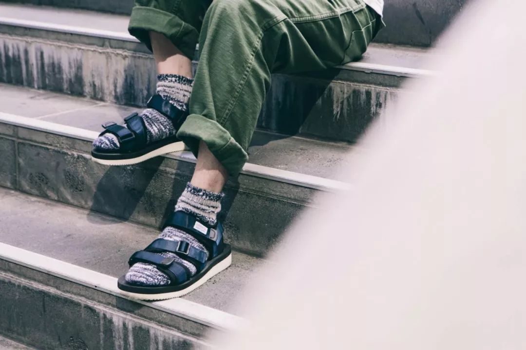 百褶裙搭配老爹凉鞋,秋冬新款时尚拼接百褶裙