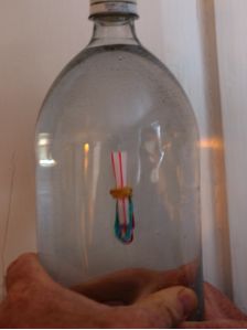 为什么熟鸡蛋会转而生鸡蛋不会转,为什么熟鸡蛋比生鸡蛋转得快