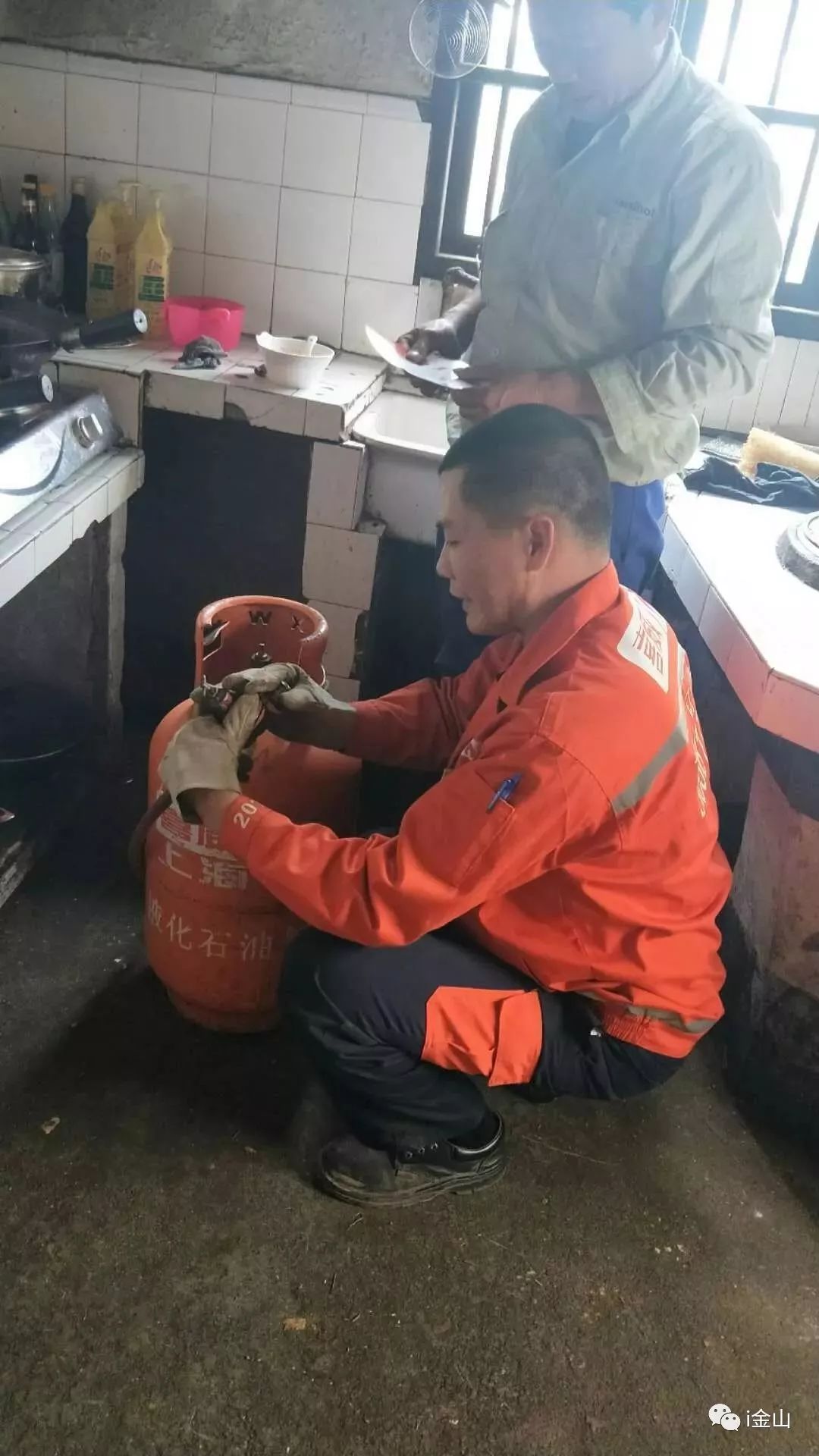 怎么叫人送液化气上门,一个电话立马上门送液化气