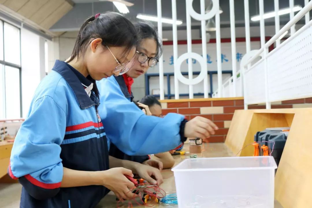 快乐体验快乐成长,快乐体验成长绘画二年级