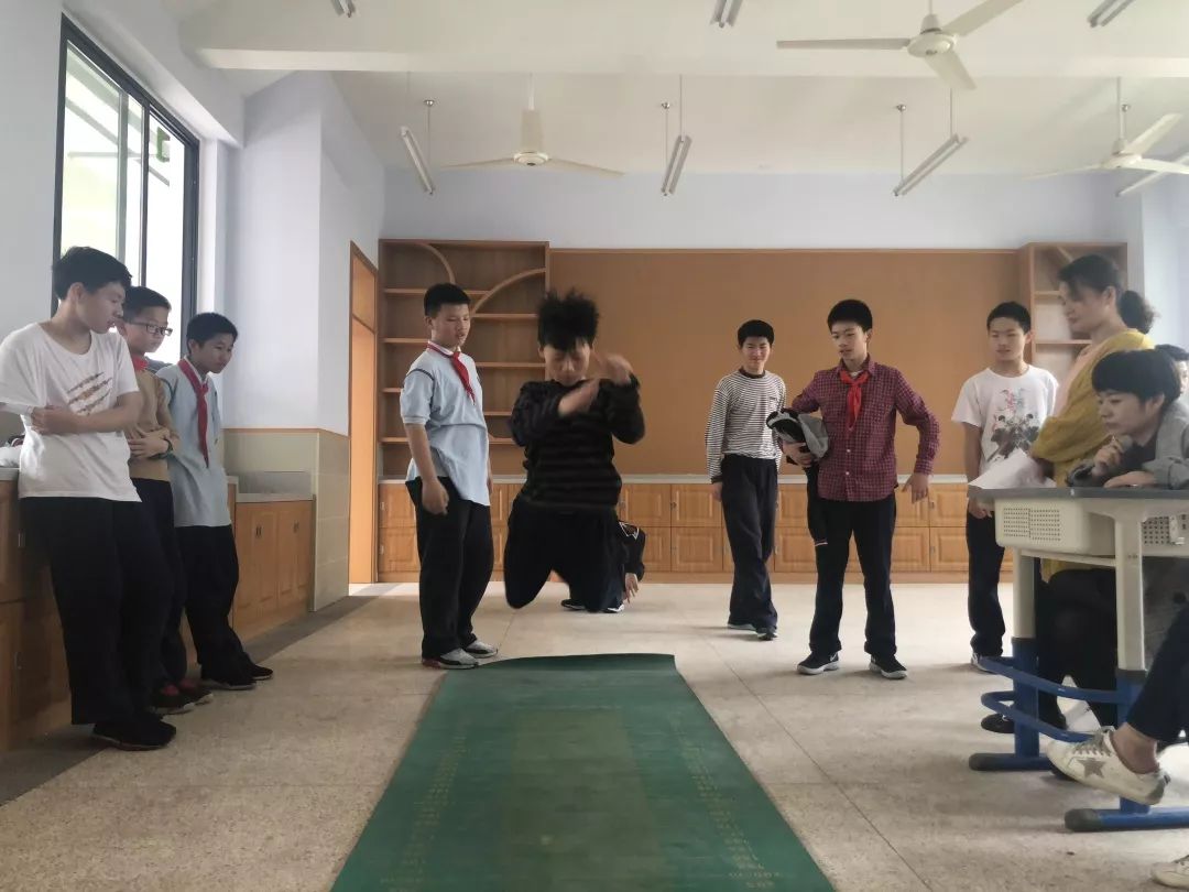 快乐体验快乐成长,快乐体验成长绘画二年级