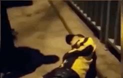 这19张照片暴露了父母的真面目,偷偷拍下的30张照片人性暴露无遗