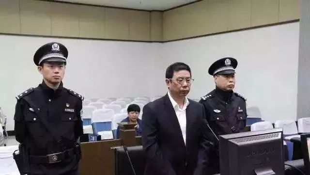 “市长，你住的都不如科长，该换房了……”