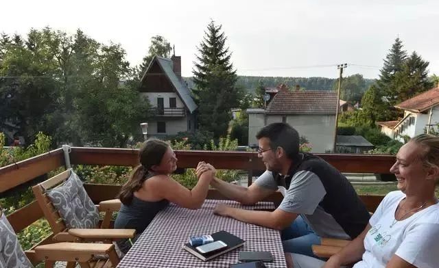 被派往塞尔维亚的9个中国人,干了件惊动世界的大事!