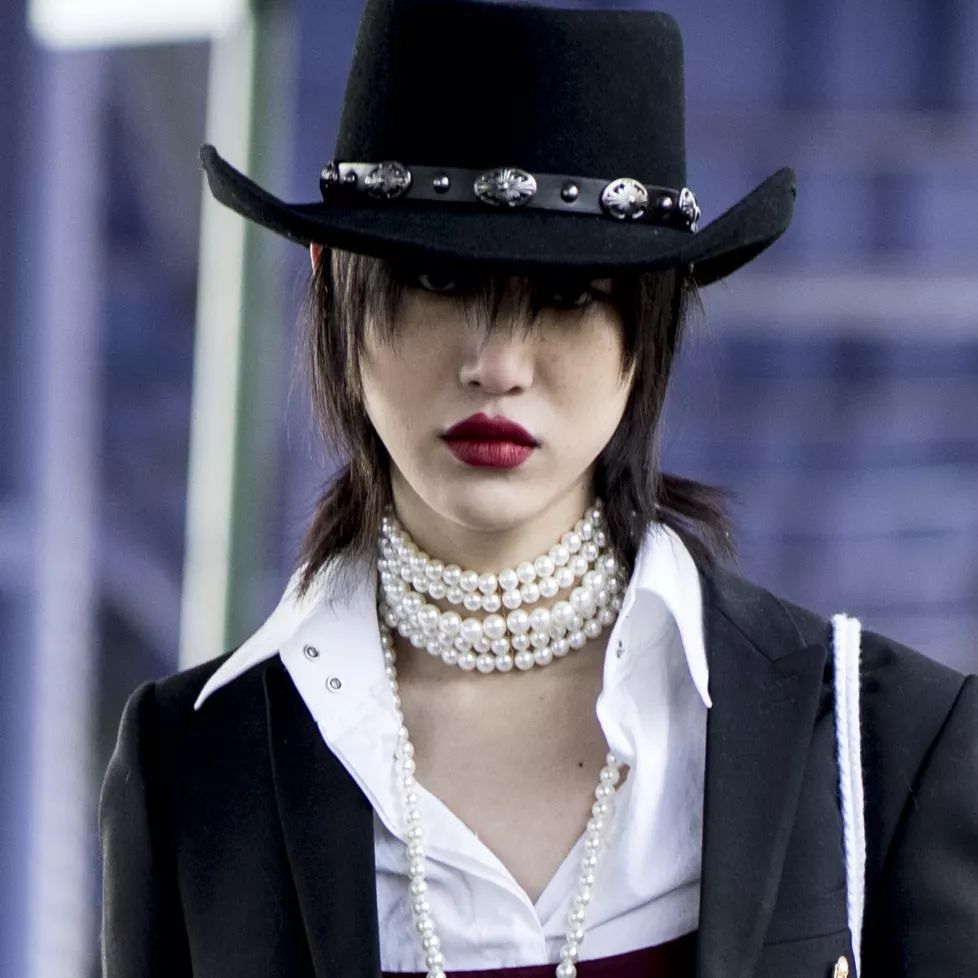 都在看MetGala的群魔乱舞,我却被哈卷的珍珠耳环给吸走!