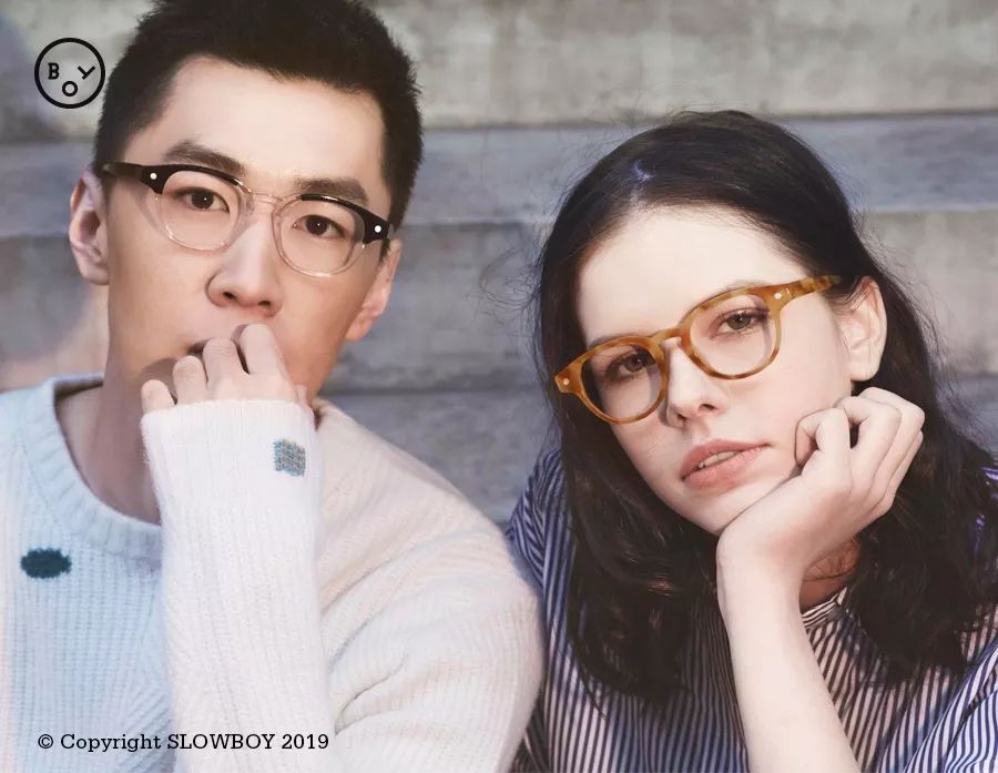 “诶？我的眼镜儿呢？”