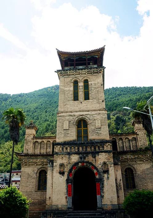 从丽江到茨中:菜场买恶魔果实、修道院酿酒士、高原油泼面……开启了无数的第一次|香格里拉环线(上)