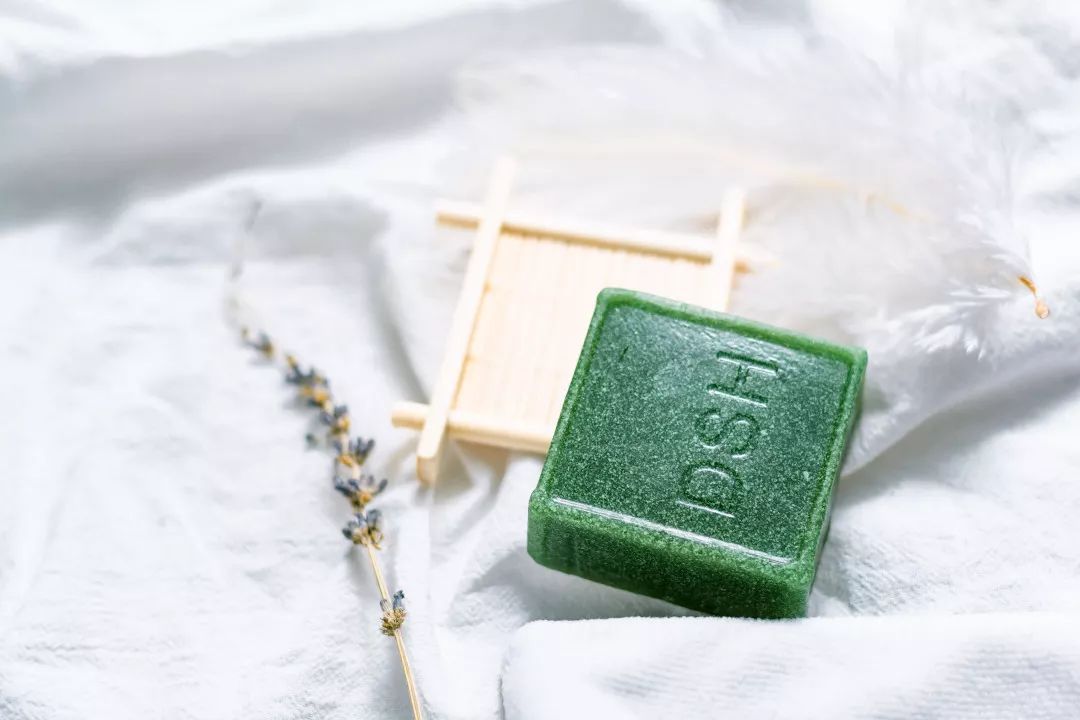 为什么能从鼻头上挤出白色的东西,鼻子挤出来的白丝是什么