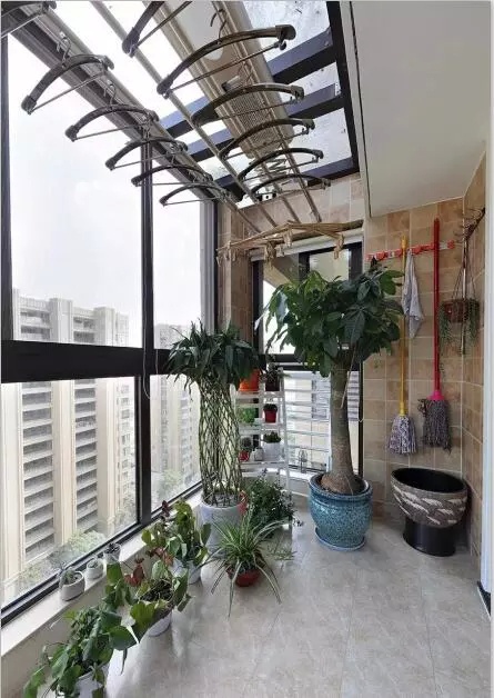 阳台晒衣服顺序,阳台上晒衣服的顺序有什么讲究吗