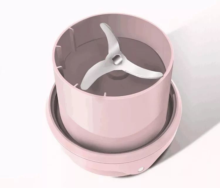 制作一杯很好喝的果汁,大家用榨汁杯榨好喝的果汁