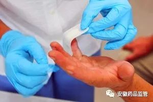 伤口粘住纱布可以用创可贴吗,涂药膏用纱布包扎可以吗