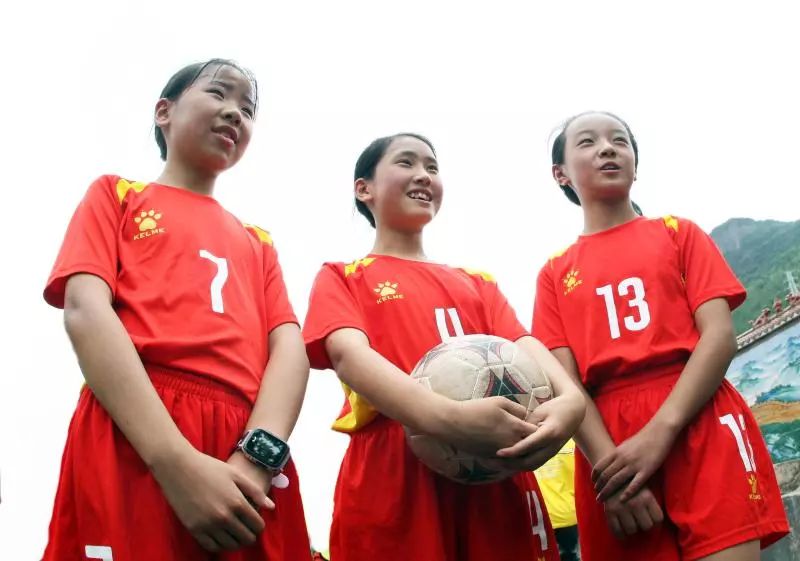 篮球场上踢足球，数学老师当教练，青川这支球队却获得了亚军！