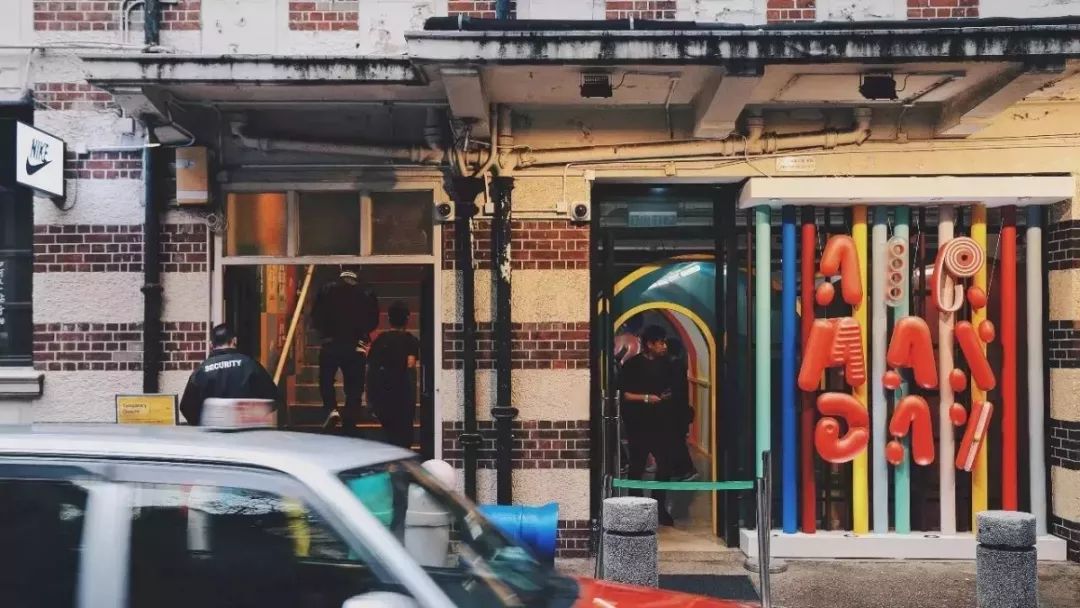 听说｜中国化妆品消费者开始偏好小众产品、柔性屏手袋亮相美国纽约LV时装秀......