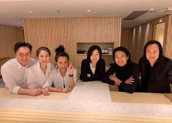 戴名表和品牌包的女人,拎爱马仕的女人去哪逛街