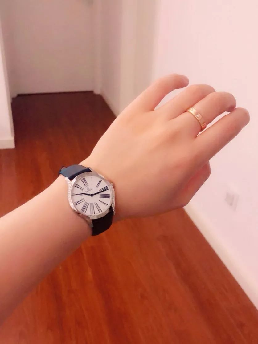 拎箱包的女人,女士买奢侈品包包还是买名表