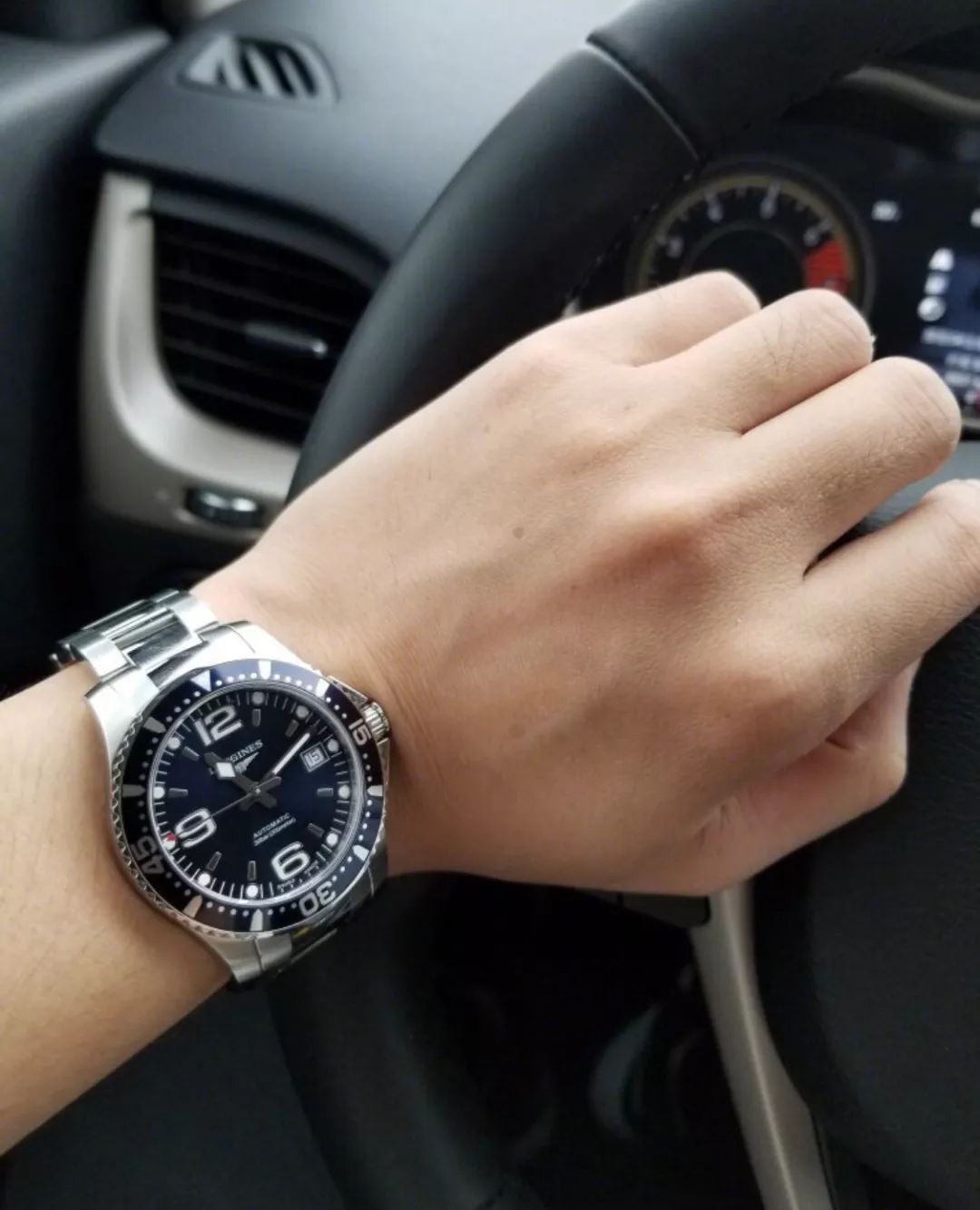 拎箱包的女人,女士买奢侈品包包还是买名表