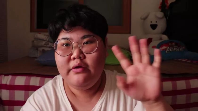 “素颜该死”？在今天，女性做自己仍然很艰难|周末谈