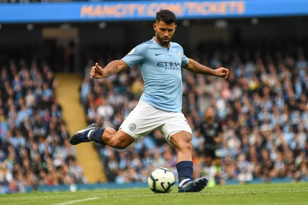 足球基本功训练控球教学慢动作,足球前锋跑位教学