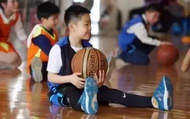 「亲子」扬州的家长注意了！只需9.9元！篮羽足球体验课正疯狂拼团中！手慢无！