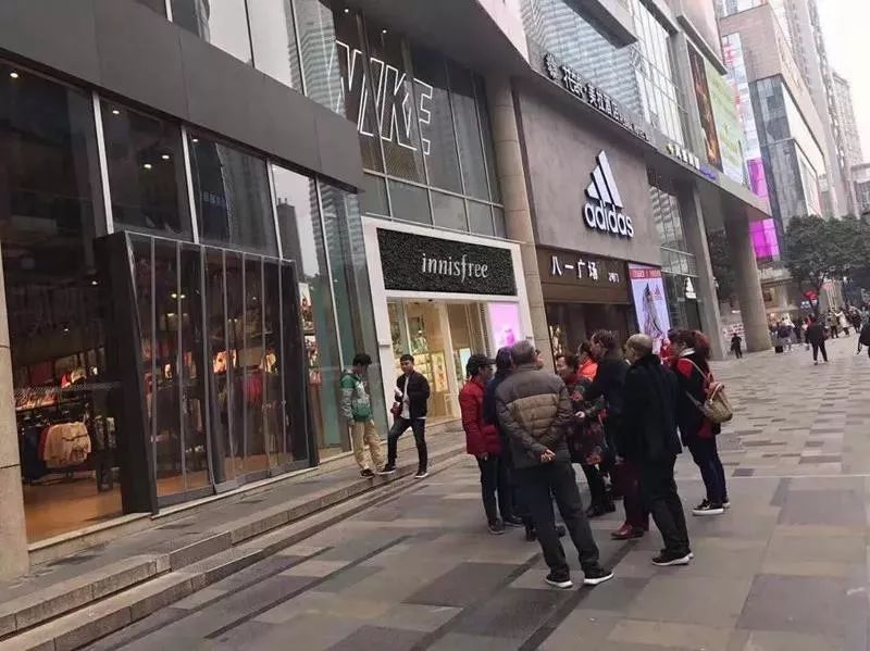 球鞋疯狂排队,鞋子也疯狂第一集